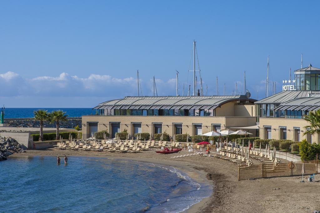 Hotel Riviera Dei Fiori Сан-Лоренцо-аль-Маре Екстер'єр фото